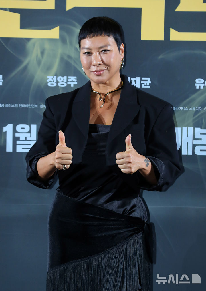 [서울=뉴시스] 김혜진 기자 = 배우 정영주가 16일 오후 서울 강남구 메가박스 코엑스에서 열린 영화 '프로젝트 Y'(감독 이환) 제작보고회에서 포즈를 취하고 있다. 2025.12.16. jini@newsis.com