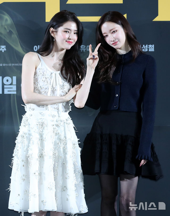 [서울=뉴시스] 김혜진 기자 = 배우 한소희(왼쪽), 전종서가 16일 오후 서울 강남구 메가박스 코엑스에서 열린 영화 '프로젝트 Y'(감독 이환) 제작보고회에서 포즈를 취하고 있다. 2025.12.16. jini@newsis.com