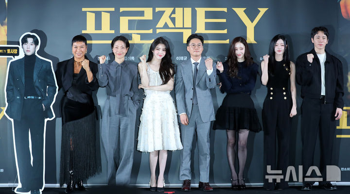 [서울=뉴시스] 김혜진 기자 = 배우 정영주(왼쪽부터), 김신록, 한소희, 이환 감독, 전종서, 유아, 이재균이 16일 오후 서울 강남구 메가박스 코엑스에서 열린 영화 '프로젝트 Y'(감독 이환) 제작보고회에서 포즈를 취하고 있다. 2025.12.16. jini@newsis.com