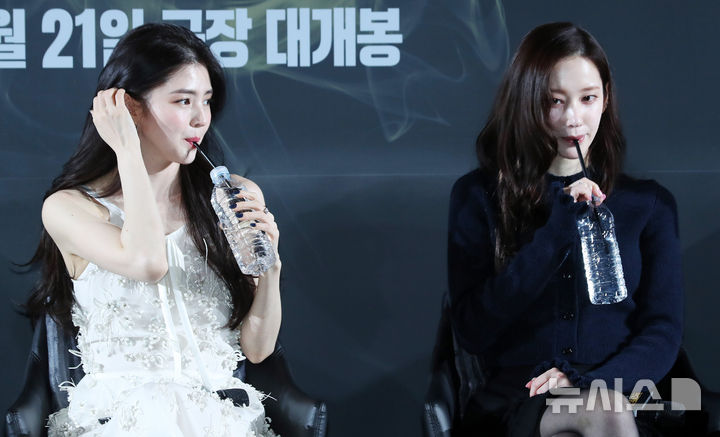 [서울=뉴시스] 김혜진 기자 = 배우 한소희(왼쪽), 전종서가 16일 오후 서울 강남구 메가박스 코엑스에서 열린 영화 '프로젝트 Y'(감독 이환) 제작보고회에 참석해 있다. 2025.12.16. jini@newsis.com