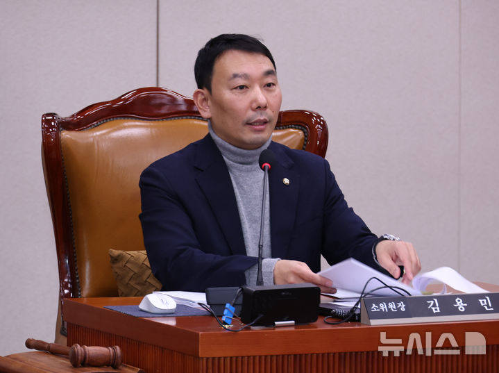 [서울=뉴시스] 김금보 기자 = 김용민 국회 법제사법위원회 법안심사제1소위원회 위원장이 지난 16일 서울 여의도 국회에서 열린 소위원회에서 발언을 하고 있다. 2025.12.18. kgb@newsis.com