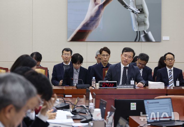 [서울=뉴시스] 조성봉 기자 = 김종철 방송미디어통신위원회 위원장 후보자가 16일 오후 서울 여의도 국회 과학기술정보방송통신위원회에서 열린 인사청문회에서 의원의 질의에 답변하고 있다. 2025.12.16. suncho21@newsis.com