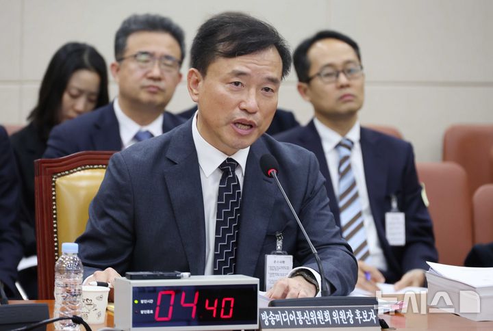 [서울=뉴시스] 조성봉 기자 = 김종철 방송미디어통신위원회 위원장 후보자가 16일 오후 서울 여의도 국회 과학기술정보방송통신위원회에서 열린 인사청문회에서 의원의 질의에 답변하고 있다. 2025.12.16. suncho21@newsis.com