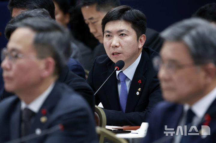 [세종=뉴시스] 최동준 기자 = 유승민 대한체육회장이 16일 세종시 정부세종컨벤션센터에서 열린 문화체육관광부(국가유산청)·국민권익위원회 업무보고에서 이재명 대통령 질문에 답변하고 있다. 2025.12.16. photocdj@newsis.com