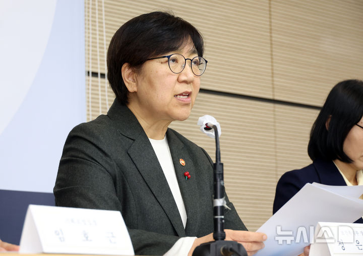 [세종=뉴시스] 강종민 기자 = 정은경 보건복지부 장관이 16일 세종시 정부세종청사에서 2026년 업무계획 주요내용을 발표하고 있다. 2025.12.16. ppkjm@newsis.com