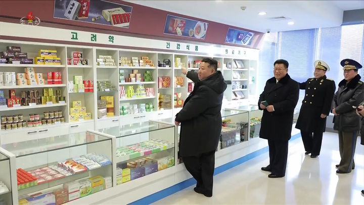 [서울=뉴시스] 북한 조선중앙TV가 16일 김정은 북한 국무위원장의 '지방발전 20×10 정책'에 따른 강동군 지방공업공장, 종합봉사소 준공식에 참석한 모습을 보도했다. 김 위원장은 15일 평양 외곽 강동군에서 열린 지방공업공장,종합봉사소 준공식에서 준공 테이프를 끊고 리설주 여사, 딸 주애와 같이 내부를 둘러보았다. (사진=조선중앙TV 캡처) 2025.12.19. photo@newsis.com *재판매 및 DB 금지