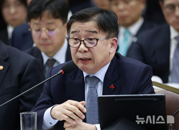 [세종=뉴시스] 최동준 기자 = 유철환 국민권익위원회 위원장이 16일 세종시 정부세종컨벤션센터에서 열린 문화체육관광부(국가유산청)·국민권익위원회 업무보고에서 발언하고 있다. 2025.12.16. photocdj@newsis.com