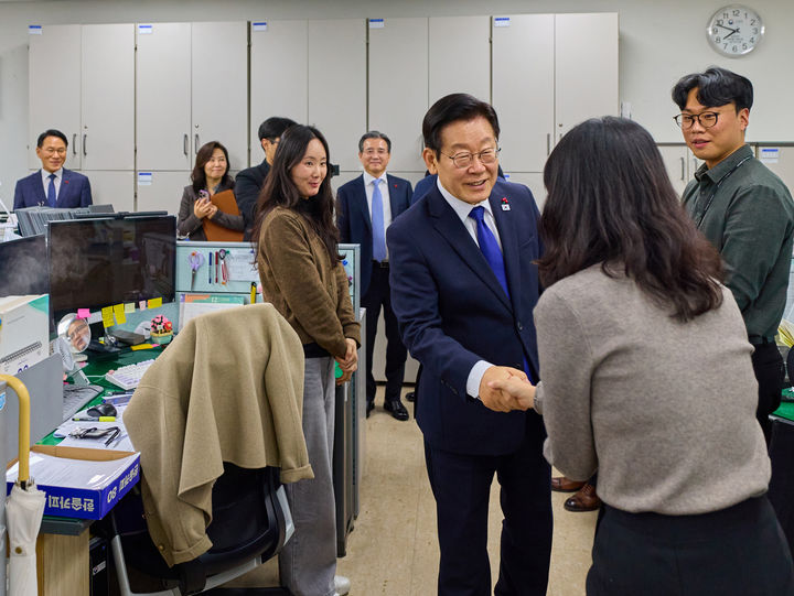 [서울=뉴시스] 최동준 기자 = 이재명 대통령이 16일 세종시에서 진행된 부처 업무보고를 마친 뒤 국가 재원 조달 업무를 맡고 있는 국세청을 방문해 근무자들을 격려하고 있다. (사진=대통령실 제공) 2025.12.16. photo@newsis.com *재판매 및 DB 금지