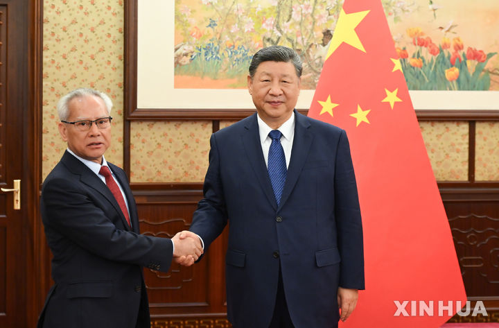 [베이징=신화/뉴시스] 시진핑 중국 국가주석이 16일 중국 베이징을 방문한 삼호우파이 마카오특별행정구 행정장관과 만나 악수하고 있다. 2025.12.17