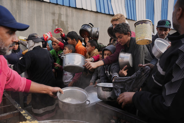 [누세이라트=AP/뉴시스] 가자지구 누세이라트 공동 급식소에서 12월 17일 무료 급식을 받으려는 팔레스타인 주민들이 앞다퉈 몰려들고 있다. 가자 정전 협정후에도 반입구호품은 여전히 약속의 절반에도 못미치고 있다. 2025.12. 23.