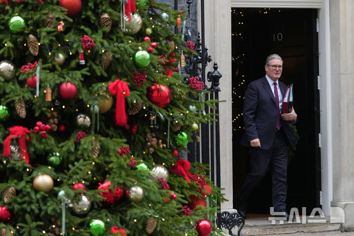[AP/뉴시스] 키어 스타머 영국 총리가 17일 하원의 수요 총리질의응답 일정에 맞춰 총리 관저를 나서고 있다