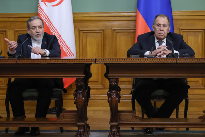 [모스크바=AP/뉴시스] 세르게이 라브로프 러시아 외무장관(오른쪽)과 압바스 아락치 이란 외무장관이 17일(현지 시간) 모스크바에서 공동 기자회견을 하고 있다. 2025.12.18 