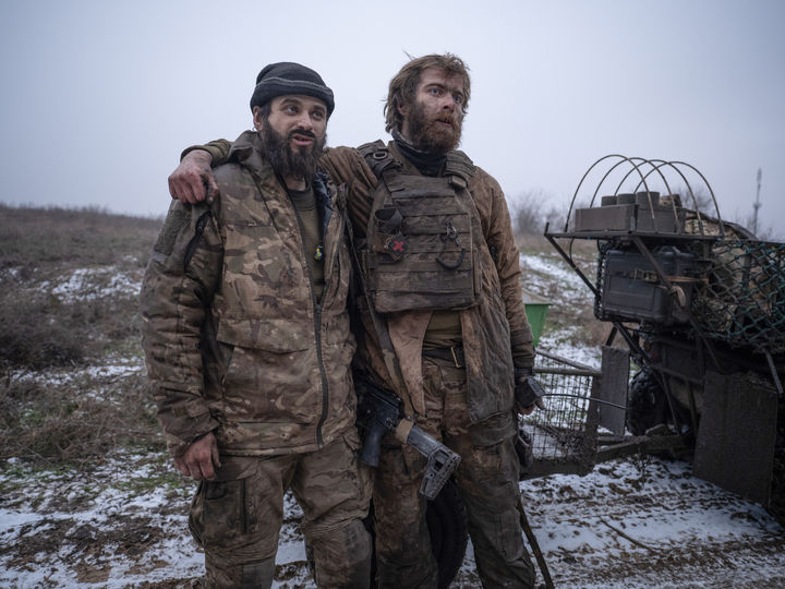 [코스탄티니우카=AP/뉴시스] 지난 16일(현지 시간) 우크라이나 도네츠크주 코스탄티니우카 전선에서 러시아군과 130일간 전투를 벌이고 진지로 복귀한 우크라이나군 병사들이 초췌한 모습으로 서로를 의지하고 있다. 2025.12.18.