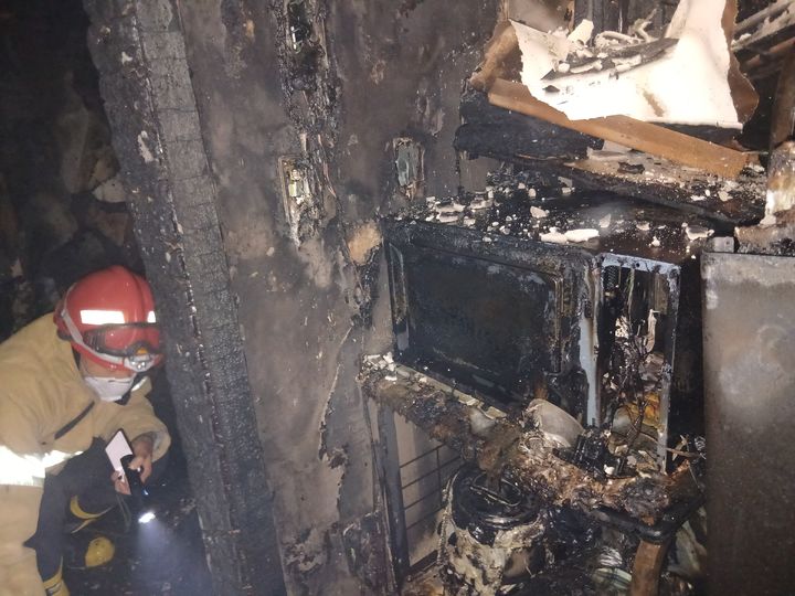 [전주=뉴시스] 17일 오전 1시28분께 전북 전주시 완산구 평화동의 한 빌라 2층에서 불이 난 뒤 소방대원들이 불이 꺼진 빌라 건물을 확인하고 있다. (사진=전북도소방본부 제공) 2025.12.17. photo@newsis.com *재판매 및 DB 금지