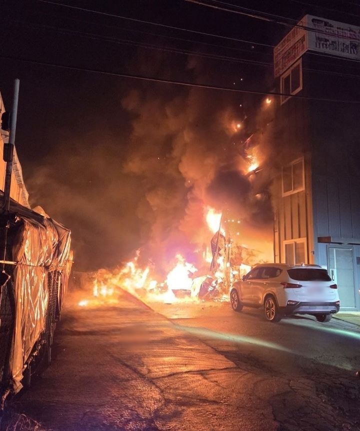 [광명=뉴시스] 16일 오후 11시47분께 경기 광명시 가학동의 2층 상가건물에서 불이 났다. 화재 현장 모습. (사진=경기도소방재난본부 제공) 2025.12.17. photo@newsis.com *재판매 및 DB 금지