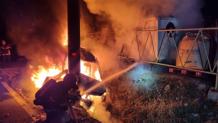 [안동=뉴시스] 경북 안동시 와룡면에서 발생한 승용차 화재를 진화하고 있다. (사진=경북소방본부 제공) 2025.12.17. photo@newsis.com *재판매 및 DB 금지