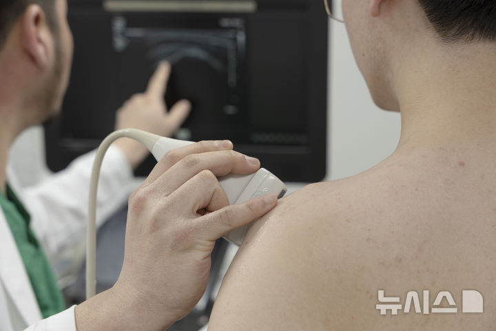 [서울=뉴시스] 김철 연세사랑병원 어깨상지팀 원장이 초음파로 어깨질환을 검사하고 있다. (사진= 연세사랑병원 제공)