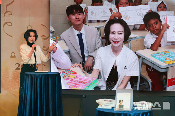 [서울=뉴시스] 장혜선 롯데장학재단·롯데삼동복지재단 이사장이 16일 오후 서울 중구 롯데호텔 서울에서 열린 2025년 롯데재단 송년회에 참석해 토크쇼를 진행하고 있다. (사진=롯데재단 제공) 2025.12.17. photo@newsis.com