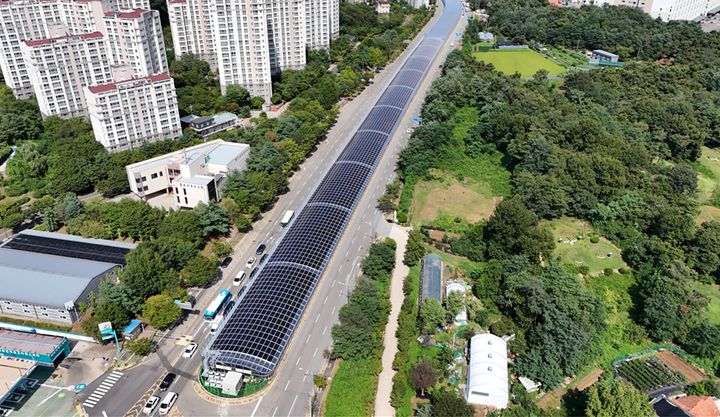 [군포=뉴시스]대야지하차도 상부에 설치된 태양광 일체형 방음판.(사진=군포시 제공)2025.12.17.photo@newsis.com *재판매 및 DB 금지