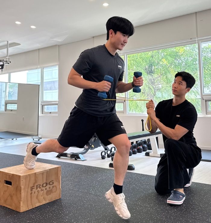 [서울=뉴시스] 직원들이 힐리언스 코어운동센터에서 1대 1 맞춤운동을 통해 건강 관리에 참여하고 있다. (사진=대웅제약 제공) 2025.12.17. photo@newsis.com *재판매 및 DB 금지