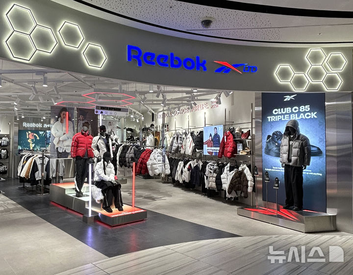 [서울=뉴시스] LF의 스포츠 브랜드 리복이 프리미엄 라인 '리복 LTD(LEARN, TEST, DESIGN)'를 전면에 내세운 새로운 콘셉트의 매장을 부산 해운대구 신세계백화점 센텀시티점에 개점했다고 17일 밝혔다. (사진=LF 제공) 2025.12.17. photo@newsis.com