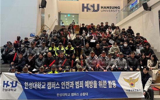 [서울=뉴시스] 한성대와 성북경찰서의 봉사 참가자들이 기념촬영하고 있다. (사진=한성대 제공) 2025.12.17. photo@newsis.com *재판매 및 DB 금지