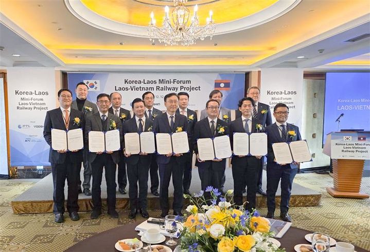 라오스-베트남 연결철도사업(LVRP) 포럼 기념사진. (사진=희림) *재판매 및 DB 금지