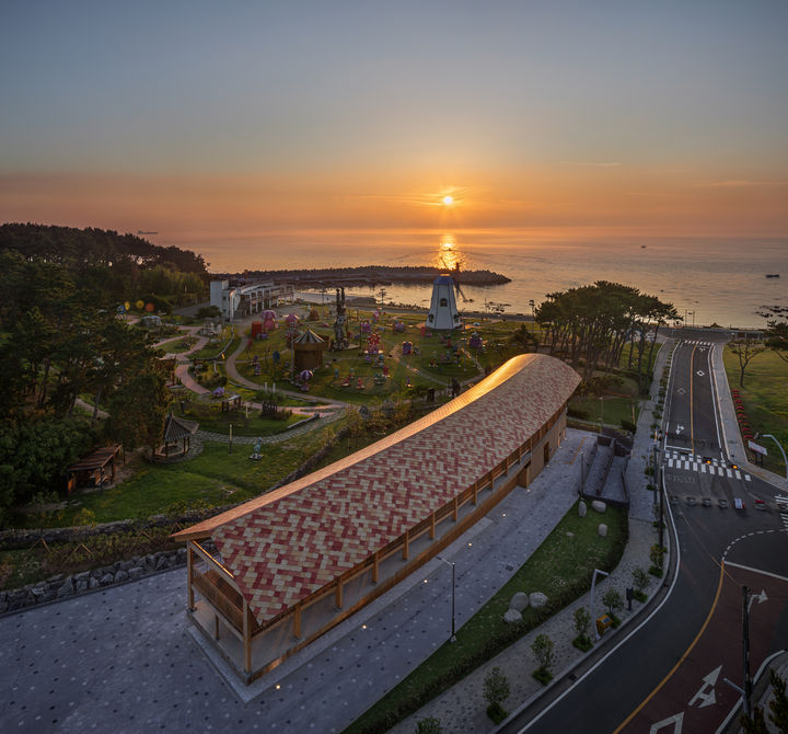 [울산=뉴시스] 울산 울주군은 간절곶에 조성된 공공건축 '간절루(艮絶樓)'가 올해 국제디자인어워드(IDA) 건축 부문에서 본상과 동상을 동시에 수상했다고 17일 밝혔다. (사진=울주군 제공) 2025.12.17. photo@newsis.com *재판매 및 DB 금지