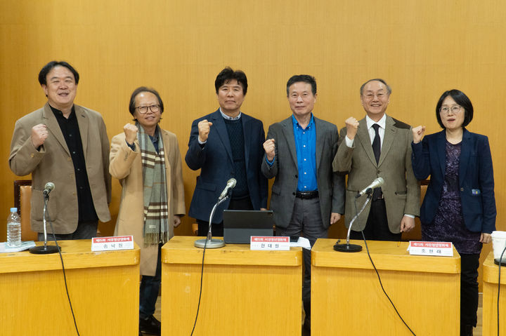 [서울=뉴시스] 지난달 26일 열린 '제15회 서강청년영화제 포럼'에서 참가자들이 기념사진을 촬영하고 있다. (사진=서강대 제공) 2025.12.17. photo@newsis.com *재판매 및 DB 금지