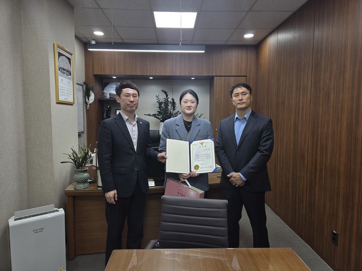 [대구=뉴시스] 대구 남부경찰서는 우리은행 명덕지점 방문해 적극적인 신고로 대출사기 전화금융사기(보이스피싱) 피해를 사전에 막은 은행원에게 감사장을 전달했다. (사진=대구 남부경찰서 제공) 2025.12.17. photo@newsis.com *재판매 및 DB 금지