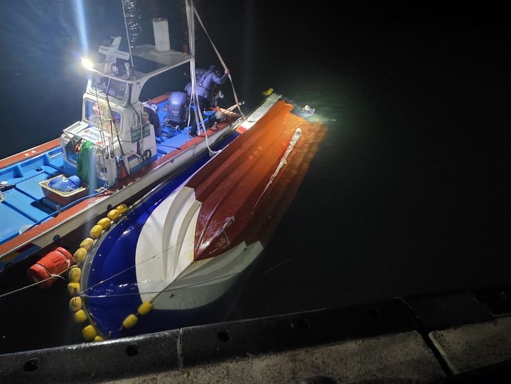 [여수=뉴시스] 인양 중인 고흥 선적 소형 어선. (사진=여수해경 제공) 2025.12.`7. photo@newsis.com *재판매 및 DB 금지