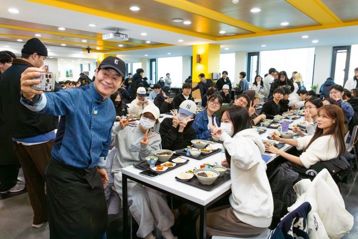 [서울=뉴시스] (왼쪽에서 첫 번째) 이연복 셰프가 한양대 학생들과 기념촬영하고 있다. (사진=한양대 제공) 2025.12.17. photo@newsis.com *재판매 및 DB 금지