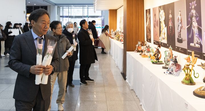 [대전=뉴시스] '제1회 게임애니메이션 전공 3D모델링 & 3D프린팅 성과확산' 작품 전시회를 둘러보는 김욱 배재대 총장. (사지=배재대 제공) 2025.12.17. photo@newsis.com *재판매 및 DB 금지