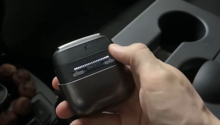 [뉴시스] 파나소닉 팜인 전기면도기. (사진 = '귀곰' 유튜브 캡처) 2025.12.17. *재판매 및 DB 금지