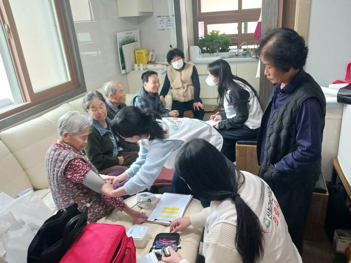 [산청=뉴시스] 경남 산청군 이재민 건강 회복 위한 의료지원. (사진=산청군 제공) 2025.12.17. photo@newsis.com *재판매 및 DB 금지