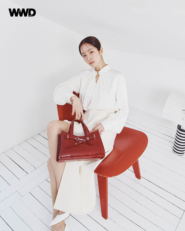 [서울=뉴시스] 한지민. (사진=WWD 코리아) 2025.12.17. photo@newsis.com *재판매 및 DB 금지