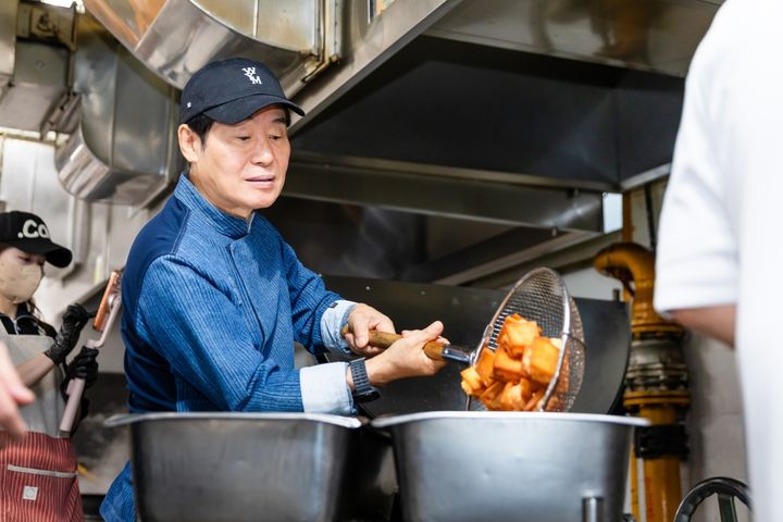 [서울=뉴시스] 한양대 학생식당에서 이 셰프가 멘보샤를 만들고 있다. (사진=한양대 제공) 2025.12.17. photo@newsis.com *재판매 및 DB 금지