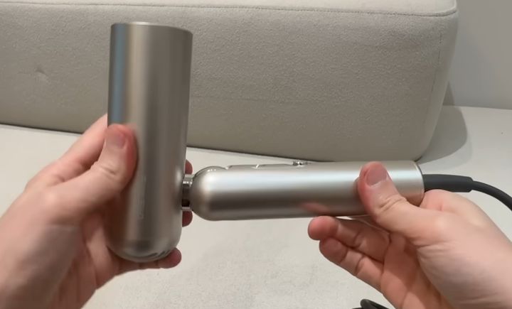 [뉴시스] 드리미 초경량 헤어드라이기. (사진 = '귀곰' 유튜브 캡처) 2025.12.17. *재판매 및 DB 금지