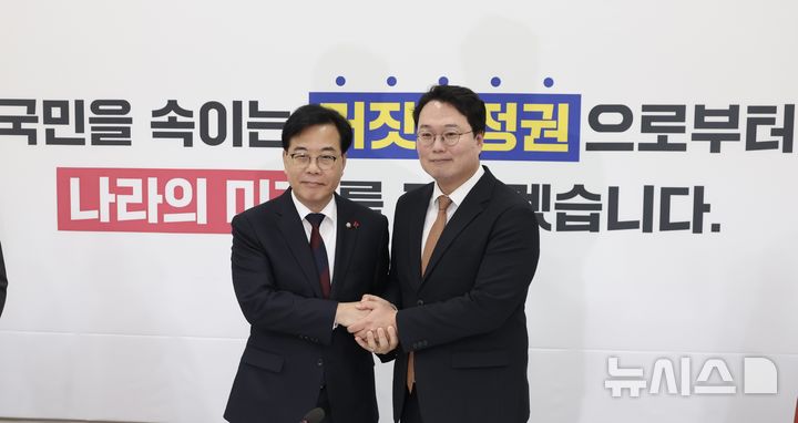 [서울=뉴시스] 조성봉 기자 = 송언석 국민의힘 원내대표와 천하람 개혁신당 원내대표가 17일 오전 서울 여의도 국회에서 ‘통일교 특검’관련 회동 전 악수를 하고 있다. 2025.12.17. suncho21@newsis.com