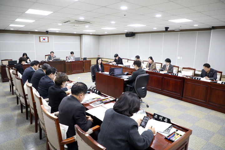 [수원=뉴시스] 예산결산특별위원회 심의. (사진=수원시의회 제공) 2025.12.17. photo@newsis.com *재판매 및 DB 금지