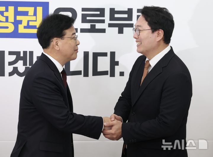 [서울=뉴시스] 조성봉 기자 = 송언석 국민의힘 원내대표와 천하람 개혁신당 원내대표가 지난 17일 오전 서울 여의도 국회에서 ‘통일교 특검’관련 회동 전 악수를 하고 있다. 2025.12.17. suncho21@newsis.com