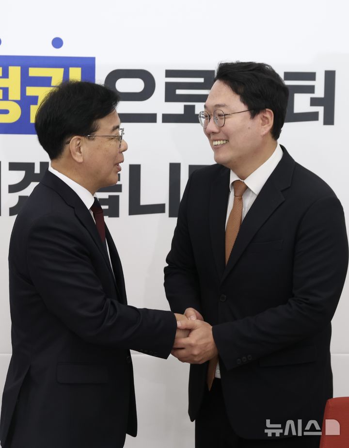 [서울=뉴시스] 조성봉 기자 = 송언석 국민의힘 원내대표와 천하람 개혁신당 원내대표가 17일 오전 서울 여의도 국회에서 ‘통일교 특검’관련 회동 전 악수를 하고 있다. 2025.12.17. suncho21@newsis.com