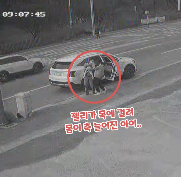 젤리를 먹다 기도가 막혀 의식을 잃은 아기를 지나가던 경찰관이 우연히 발견해 실시한 응급조치로 무사히 구조됐다.(사진=강원경찰청 공식 인스타그램 캡처) *재판매 및 DB 금지