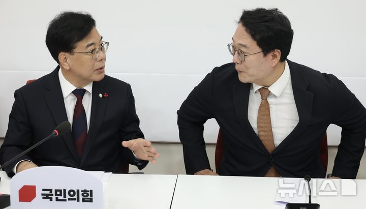 [서울=뉴시스] 조성봉 기자 = 송언석 국민의힘 원내대표와 천하람 개혁신당 원내대표가 17일 오전 서울 여의도 국회에서 ‘통일교 특검’관련 회동을 하고 있다. 2025.12.17. suncho21@newsis.com