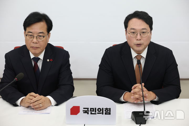 [서울=뉴시스] 조성봉 기자 = 천하람 개혁신당 원내대표가 17일 오전 서울 여의도 국회에서 송언석 국민의힘 원내대표와 ‘통일교 특검’관련 회동을 하며 발언을 하고 있다. 2025.12.17. suncho21@newsis.com