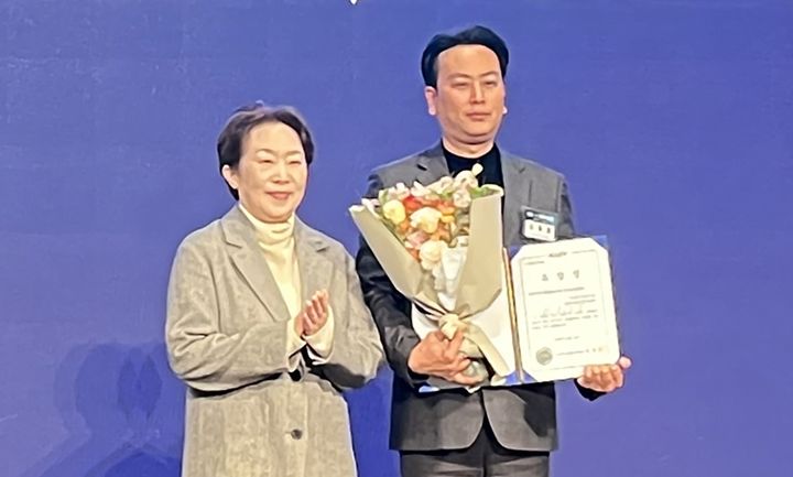  [영주=뉴시스] 한국생산기술연구원 산하 영주 하이테크베어링기술센터 관계자가 '올해 연구기반 통합관리 포상' 수상 후 기념사진을 찍고 있다. (사진=영주시 제공) 2025.12.17. photo@newsis.com *재판매 및 DB 금지