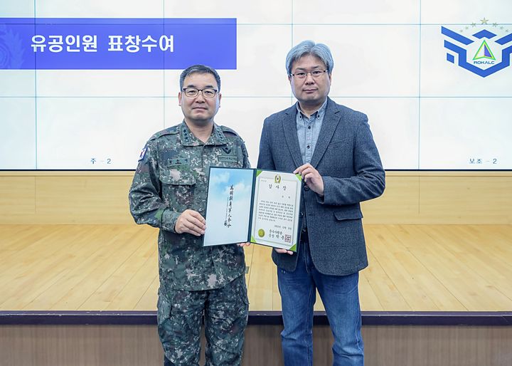 [서울=뉴시스] 한싹이 육군군수사령부 '군수지원 소요산정 인공지능(AI) 모델'을 완성하고 이를 기반으로 한 AI 소요산정 솔루션 개발을 마쳤다고 17일 밝혔다. 박춘식 육군군수사령부 사령관(왼쪽)이 장동원 한싹 AI융합연구센터장에게 감사장을 수여하는 모습 (사진=한싹 제공) *재판매 및 DB 금지