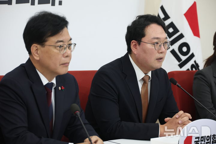 [서울=뉴시스] 조성봉 기자 = 천하람 개혁신당 원내대표가 17일 오전 서울 여의도 국회에서 송언석 국민의힘 원내대표와 ‘통일교 특검’관련 회동을 하며 발언을 하고 있다. 2025.12.17. suncho21@newsis.com