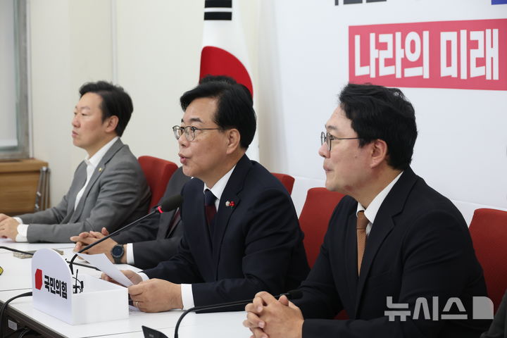 [서울=뉴시스] 조성봉 기자 = 송언석 국민의힘 원내대표가 17일 오전 서울 여의도 국회에서 천하람 개혁신당 원내대표와 ‘통일교 특검’관련 회동을 하며 발언을 하고 있다. 2025.12.17. suncho21@newsis.com