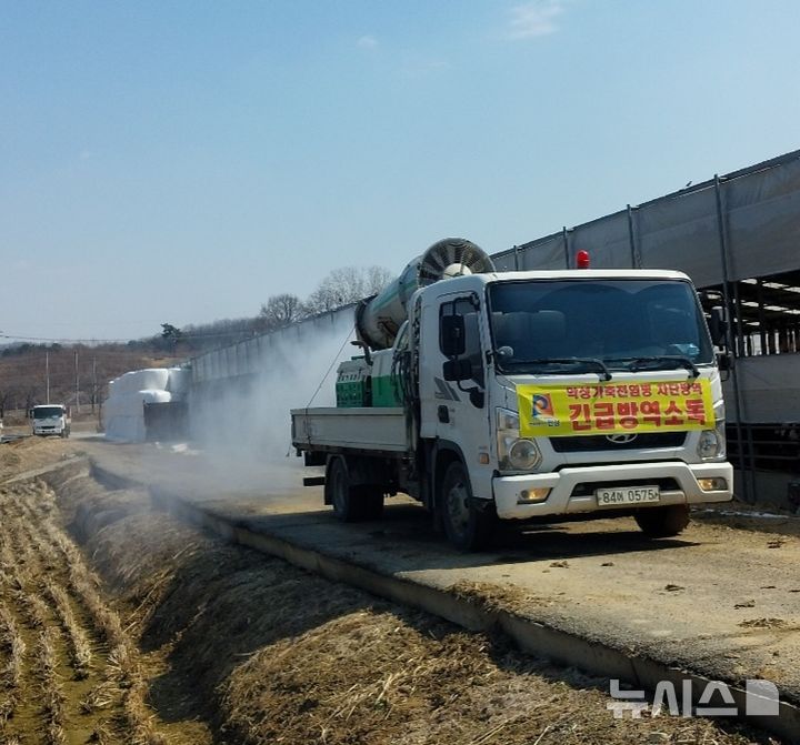 [안성=뉴시스] 긴급 방역작업 모습 (사진=안성시 제공) 2025.12.17.photo@newsis.com 